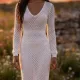 Modern Ocean Γυναικείο Λευκό μακρύ πλεκτό φόρεμα fashion με μακρυά μανίκια V μπροστά με ασημί charm C-6411 white