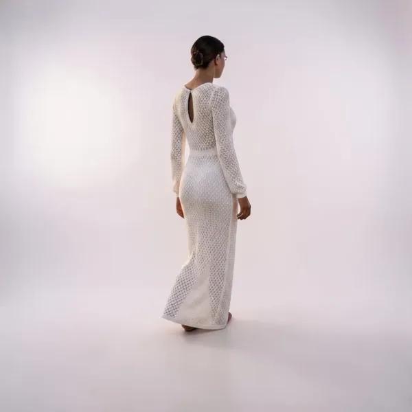 Modern Ocean Γυναικείο Λευκό μακρύ πλεκτό φόρεμα fashion με μακρυά μανίκια V μπροστά με ασημί charm C-6411 white