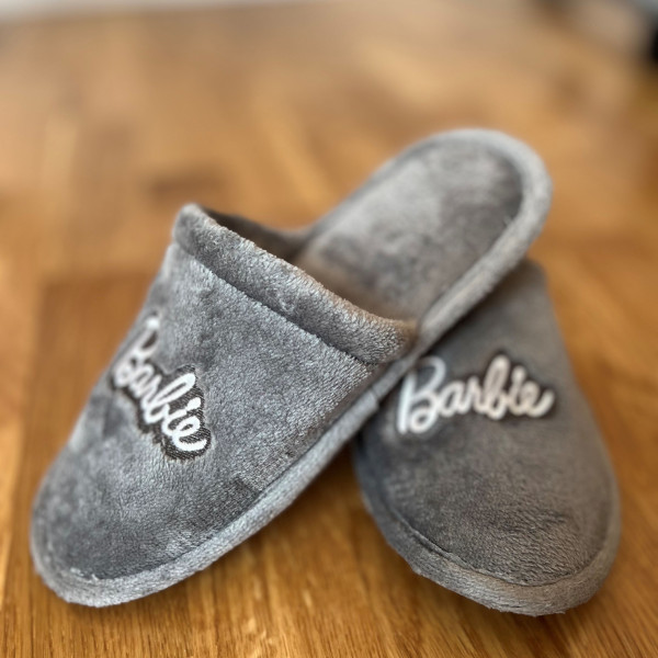 Γυναικείες Παντόφλες  Barbie με αντιολισθητικό πάτο ανοιχτές Γκρί με κέντημα logo Barbie 