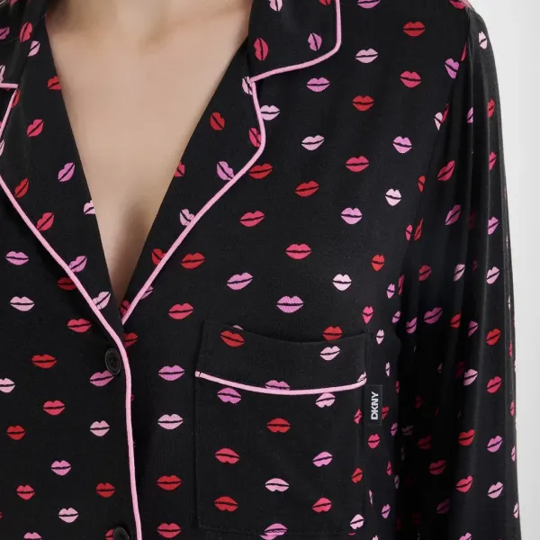 DKNY Γυναικείο set πιτζάμας viscose μαύρη με κόκκινα & ροζ χείλη πουκάμισο με κουμπιά &  παντελόνι ίσιο YI90084