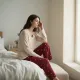 Tress Γυναικείο fashion σετ πυτζάμας ανοιχτό κρεμ μπλούζακι με 3 κουμπιά & ανάγλυφο σκυλάκι με μπορντώ ίσιο παντελόνι PG267740