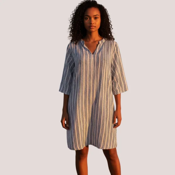 Γυναικείο βαμβακερό καφτάνι  μέχρι το γόνατο λευκό με σχέδιο μπλέ ψαροκόκαλο ONE SIZE  24-109 blue