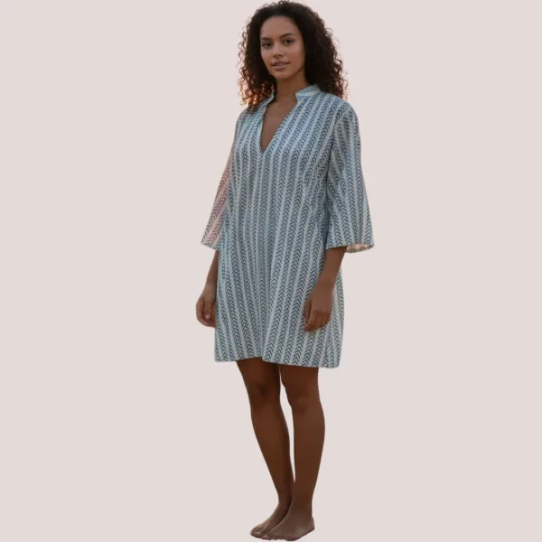 Γυναικείο βαμβακερό καφτάνι πουκαμίσα μέχρι το γόνατο λευκό με σχέδιο πετρόλ ψαροκόκαλο 24-109 Petrol