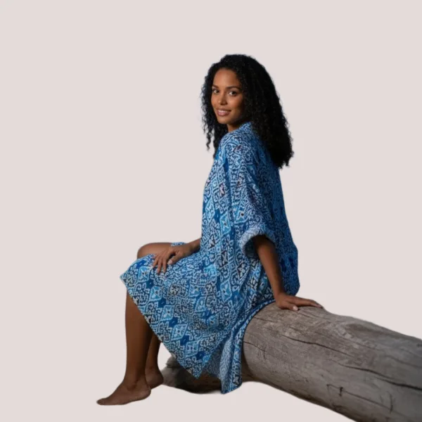 Γυναικείο καφτάνι 100% Viscose πουκαμίσα μέχρι το γόνατο με υπέροχο σχέδιο block print & έντονα χρώματα στις αποχρώσεις  του μπλέ SP262952D3