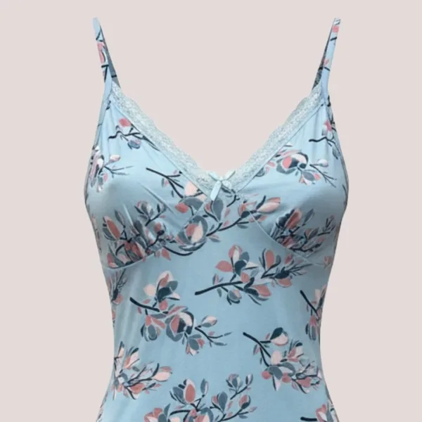 Modalove Γυναικείο  Νυχτικό με Τιραντάκι Κοντό Viscose Βισκόζη μπλέ ανοιχτό γαλάζιο με λουλουδάκα μωβ & λευκά 700230