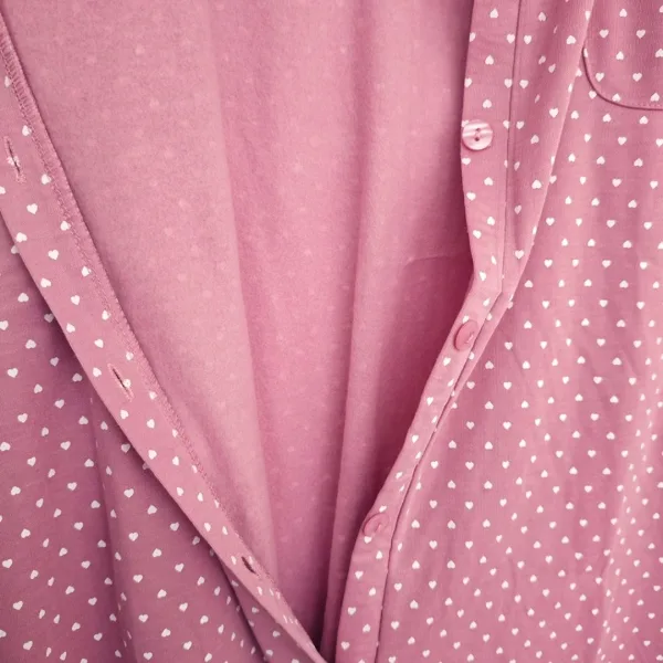 Γυναικείο Χειμερινό κλασικό βαμβακερό fleece νυχτικό με κουμπιά Σκούρο Ροζ με καρδούλες και διακριτική διακοσμητική τσεπούλα 7198