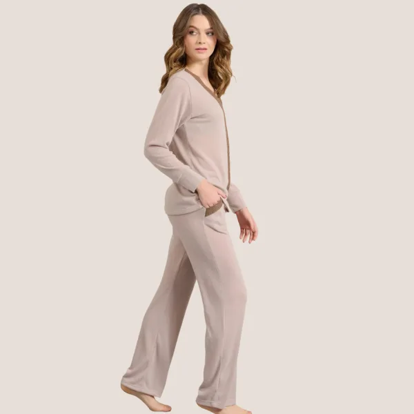 Jeannette Γυναικεία Χειμερινή Πιτζάμα Homewear με φανταστικό Μπεζ χρώμα και καφέ Τρέσα V με χρυσές λεπτομέρειες 7938 Beige Jeannette Γυναικεία Χειμερινή Πιτζάμα Homewear με φανταστικό Μπεζ χρώμα και καφέ Τρέσα V με χρυσές λεπτομέρειες 7938 Beige