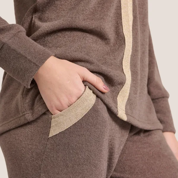 Jeannette Γυναικεία Χειμερινή Πιτζάμα Homewear με φανταστικό Καφέ -Κάμελ χρώμα και Τρέσα V με χρυσές λεπτομέρειες 7938 Brown Jeannette Γυναικεία Χειμερινή Πιτζάμα Homewear με φανταστικό Καφέ -Κάμελ χρώμα και Τρέσα V με χρυσές λεπτομέρειες 7938 Brown