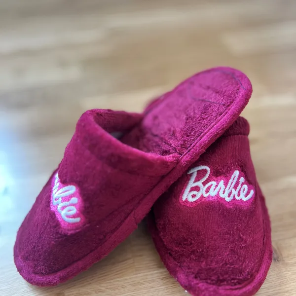 Γυναικείες εφηβικές Παντόφλες Barbie με αντιολισθητικό πάτο ανοιχτές μαλακές μπορντώ με κέντημα logo Barbie bordeaux