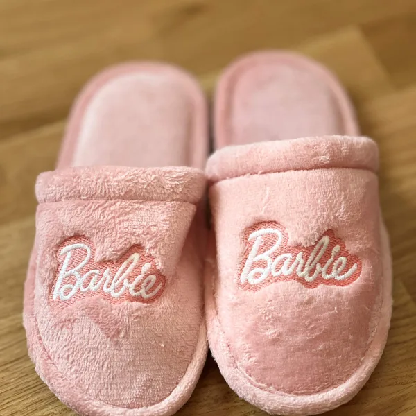 Γυναικείες εφηβικές Παντόφλες Barbie με αντιολισθητικό πάτο ανοιχτές μαλακές ροζ με κέντημα logo Barbie pink