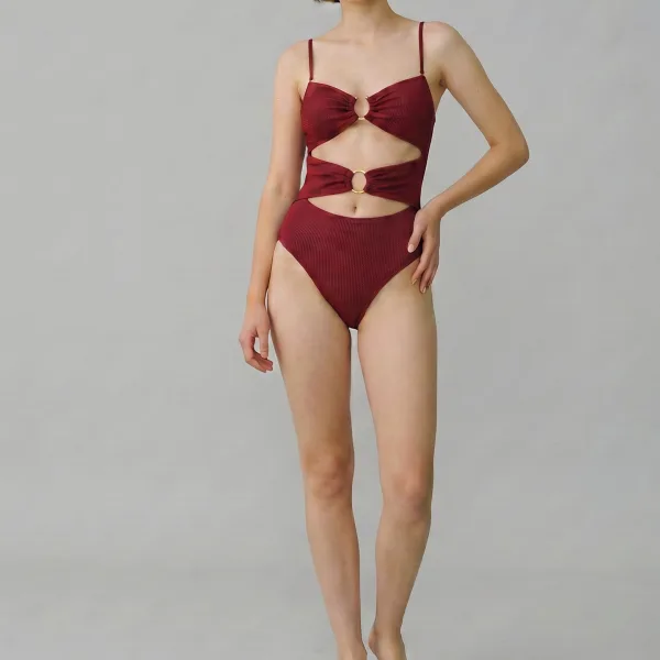 Modern Ocean Γυναικείο sexy ολόσωμο στράπλες μαγιό γυαλιστερό κόκκινο μπορντώ με κρίκους ανοιχτό μπροστά brazil summer collection 5147 RED. BORDEAUX